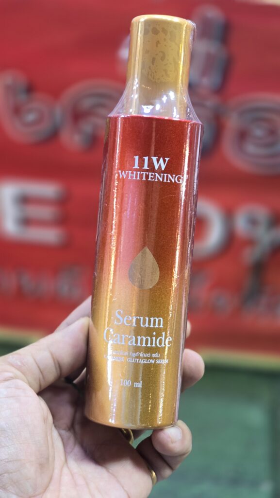 11W Whitening Serum – เซรั่มเร่งผิวขาวไวสำหรับผิวกาย ให้ผิวขาวกระจ่างใส เรียบเนียน11W Whitening Serum Caramide Glutaglow เป็นเซรั่มบำรุงผิวกายสูตรเข้มข้นที่ช่วยเร่งผิวขาวกระจ่างใสในระยะเวลาอันสั้น ด้วยการผสมผสานของ Caramide และ Glutaglow เซรั่มนี้ถูกออกแบบมาเพื่อช่วยปรับสีผิวให้สม่ำเสมอ ลดเลือนจุดด่างดำ รอยดำจากการเผชิญแสงแดด และทำให้ผิวกายดูขาวกระจ่างใสอย่างเป็นธรรมชาติ พร้อมทั้งเพิ่มความชุ่มชื้นและลดความแห้งกร้านของผิวCaramide ช่วยฟื้นฟูและสร้างเกราะป้องกันผิว ทำให้ผิวของคุณคงความชุ่มชื้นได้นาน ขณะที่ Glutaglow ช่วยลดเลือนเม็ดสีเมลานินซึ่งทำให้ผิวหมองคล้ำ ช่วยให้ผิวกายของคุณดูขาวกระจ่างใสมากยิ่งขึ้นเพื่อให้ได้ผลลัพธ์ที่ดีที่สุด แนะนำให้ใช้ 11W Whitening Serum สำหรับบำรุงผิวกายเท่านั้น ห้ามใช้บนใบหน้า และสามารถใช้ควบคู่กับ 11W Whitening Lotion เพื่อเพิ่มความชุ่มชื้น และ 11W Whitening Sun Orange เพื่อปกป้องผิวกายจากรังสี UVA และ UVBจุดเด่นของ 11W Whitening Serum:เร่งผิวกายให้ขาวกระจ่างใส: ช่วยให้ผิวกายดูขาวใสอย่างรวดเร็วลดเลือนจุดด่างดำและรอยดำ: ช่วยลดรอยจากแสงแดดและรอยดำที่ผิวกายเพิ่มความชุ่มชื้นให้ผิวกาย: ช่วยให้ผิวกายเนียนนุ่ม ลดความแห้งกร้านปกป้องผิวจากการเผชิญแสงแดด: ควบคู่กับการใช้ 11W Whitening Sun Orange เพื่อการปกป้องที่สมบูรณ์วิธีใช้:หลังอาบน้ำและเช็ดตัวให้แห้ง ทา 11W Whitening Serum ให้ทั่วผิวกาย โดยเน้นบริเวณที่ต้องการปรับสีผิว เช่น แขน ขา หรือหลัง ห้ามใช้บนใบหน้าใช้เป็นประจำทั้งในตอนเช้าและเย็นสำหรับการปกป้องผิวจากแสงแดด แนะนำให้ใช้คู่กับ 11W Whitening Sun Orange เพื่อป้องกันรังสี UVA และ UVBสามารถใช้ 11W Whitening Lotion ร่วมด้วยเพื่อเพิ่มความชุ่มชื้นให้ผิวกาย
